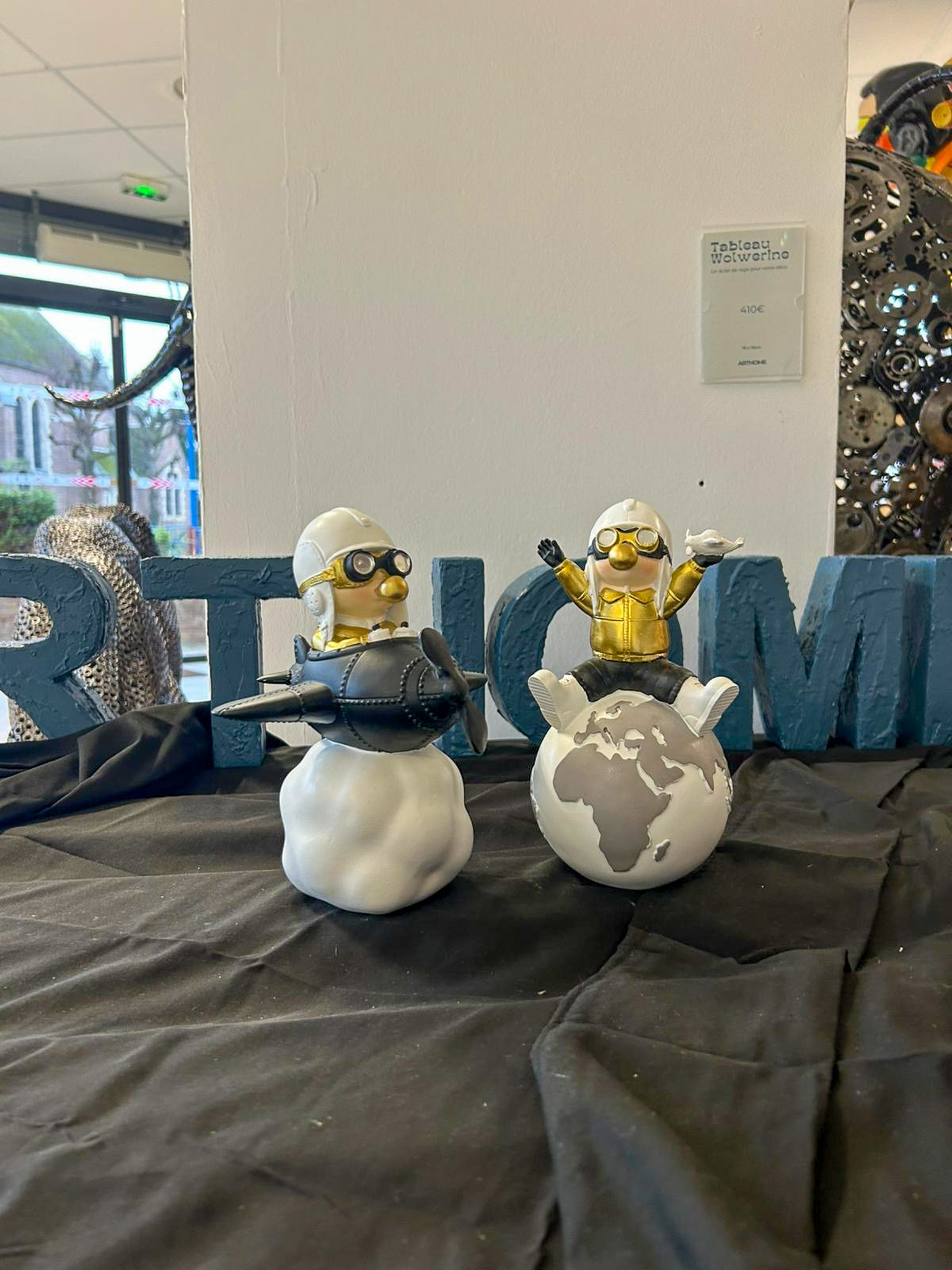 Figurine aviateur design en résine – décoration contemporaine – 22 cm