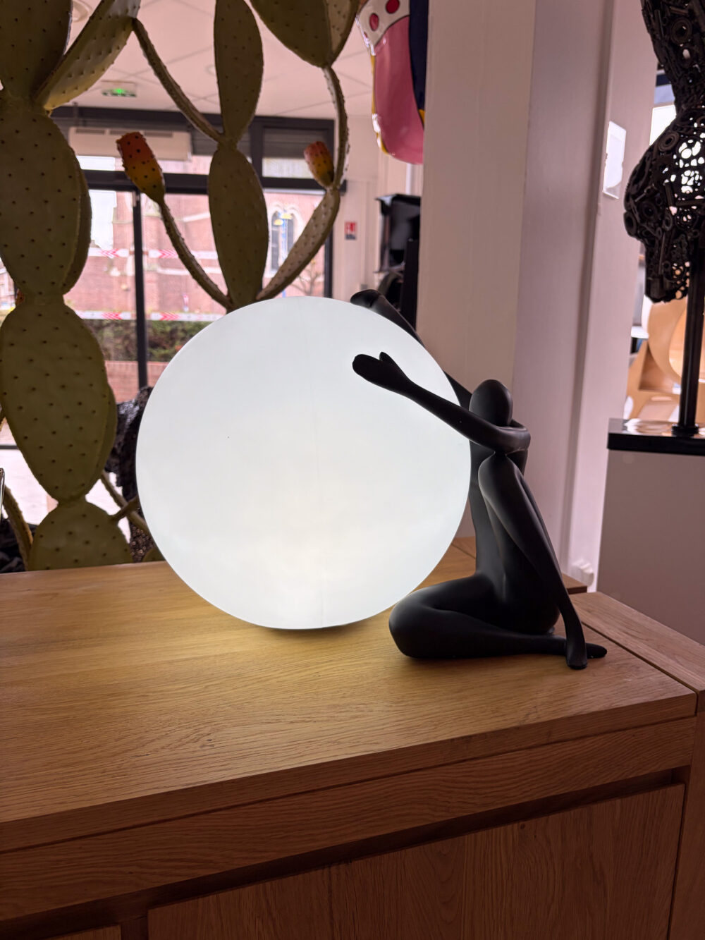 Lampe silhouette de femme avec boule lumineuse design 53×35 cm ArtHome