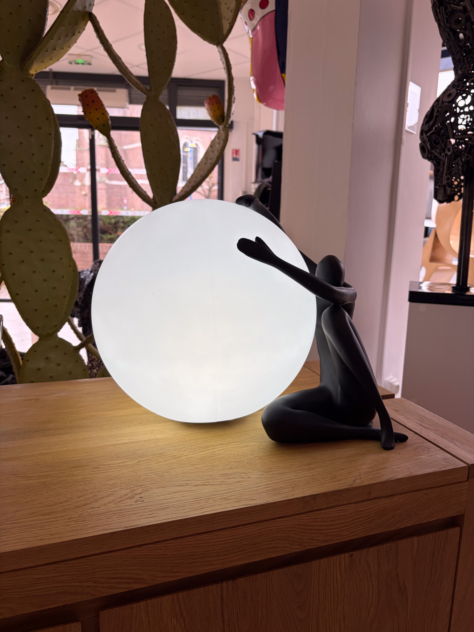 Lampe silhouette de femme avec boule lumineuse design 53×35 cm ArtHome