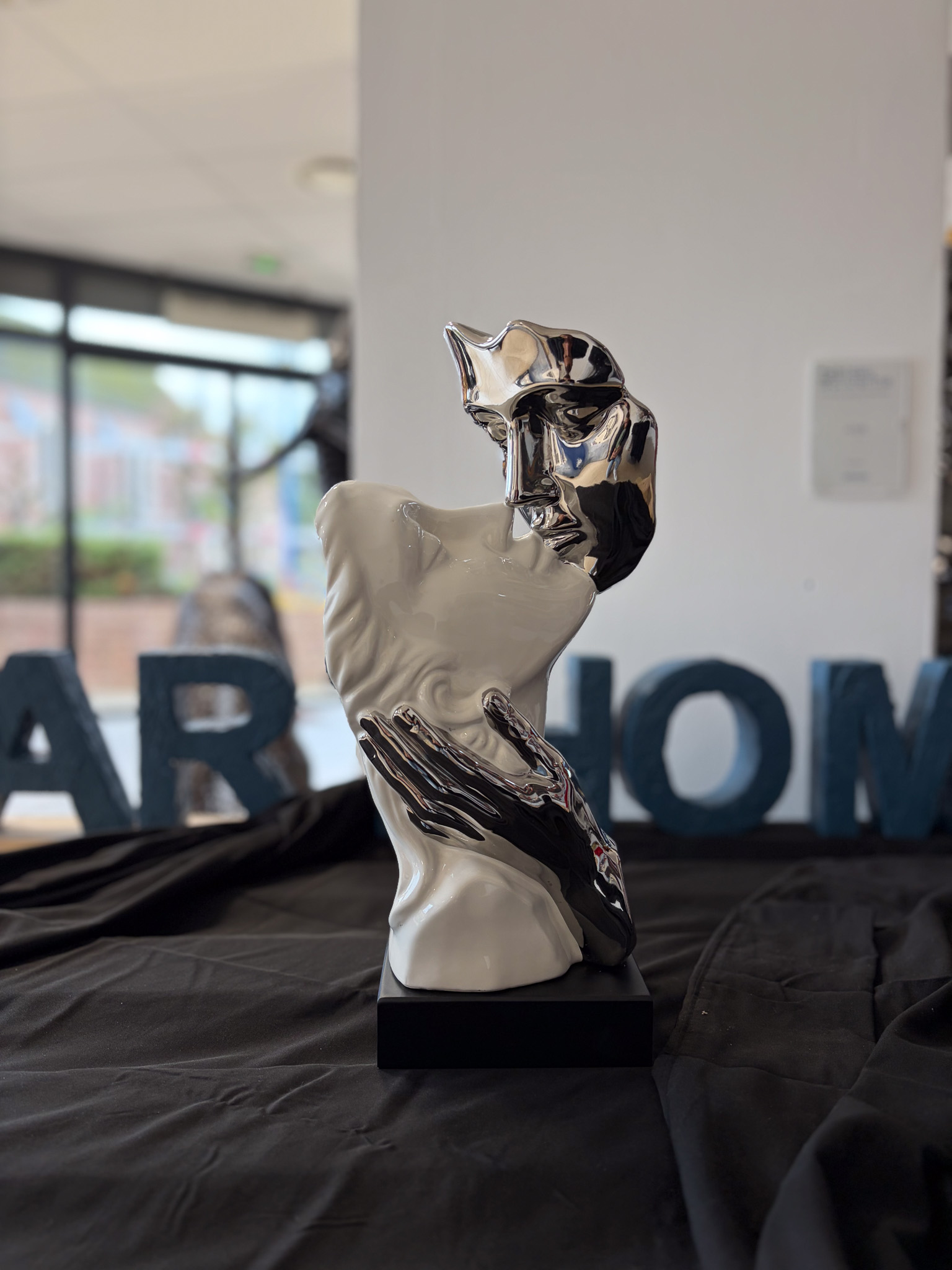 Sculpture design deux visages amoureux chrome et blanc avec main ArtHome