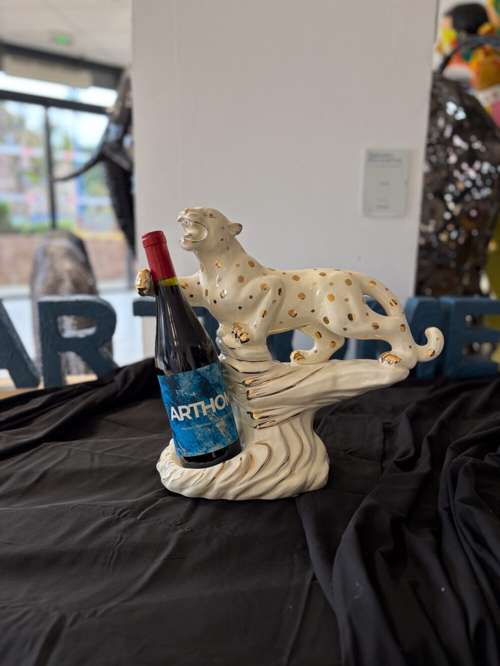 Support bouteille céramique félin blanc et or décoratif ArtHome