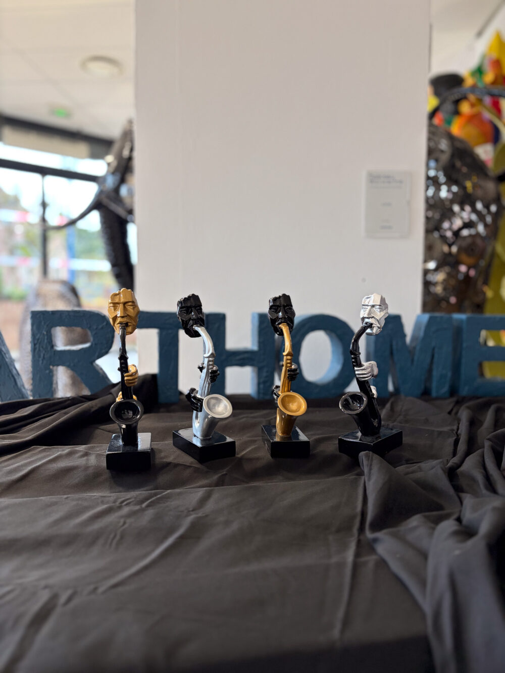 Figurine saxophoniste abstraite argent et noir 22 cm ArtHome