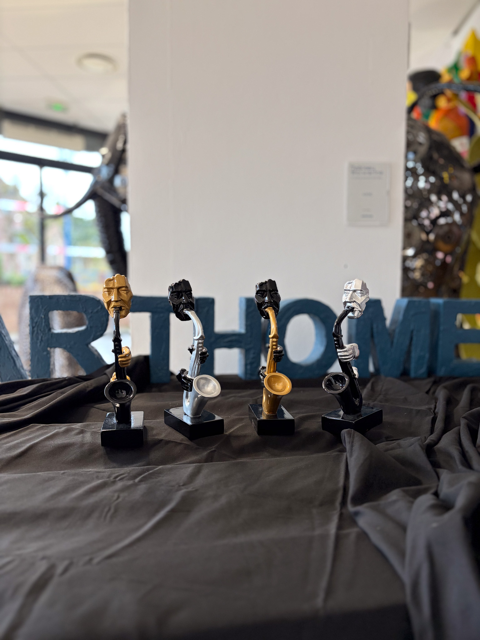 Figurine saxophoniste abstraite argent et noir 22 cm ArtHome