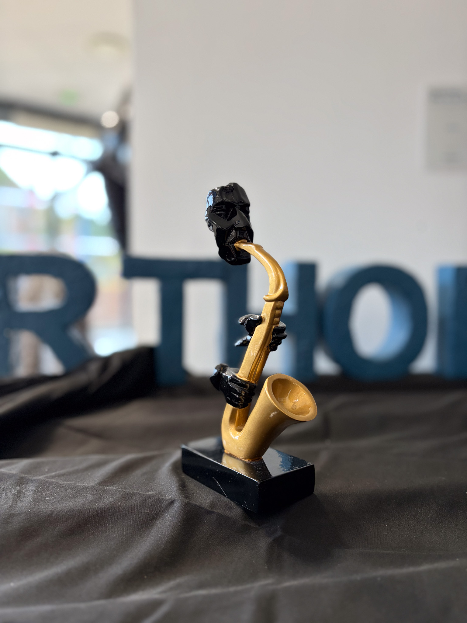 Figurine saxophoniste abstraite or et noir brillant 22 cm ArtHome