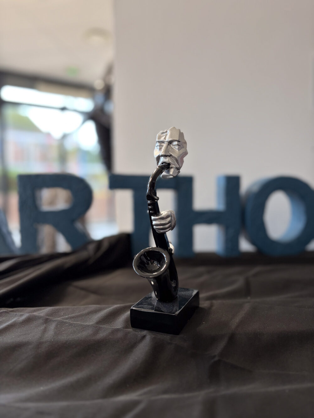 Figurine saxophoniste abstraite argent et noir 22 cm ArtHome