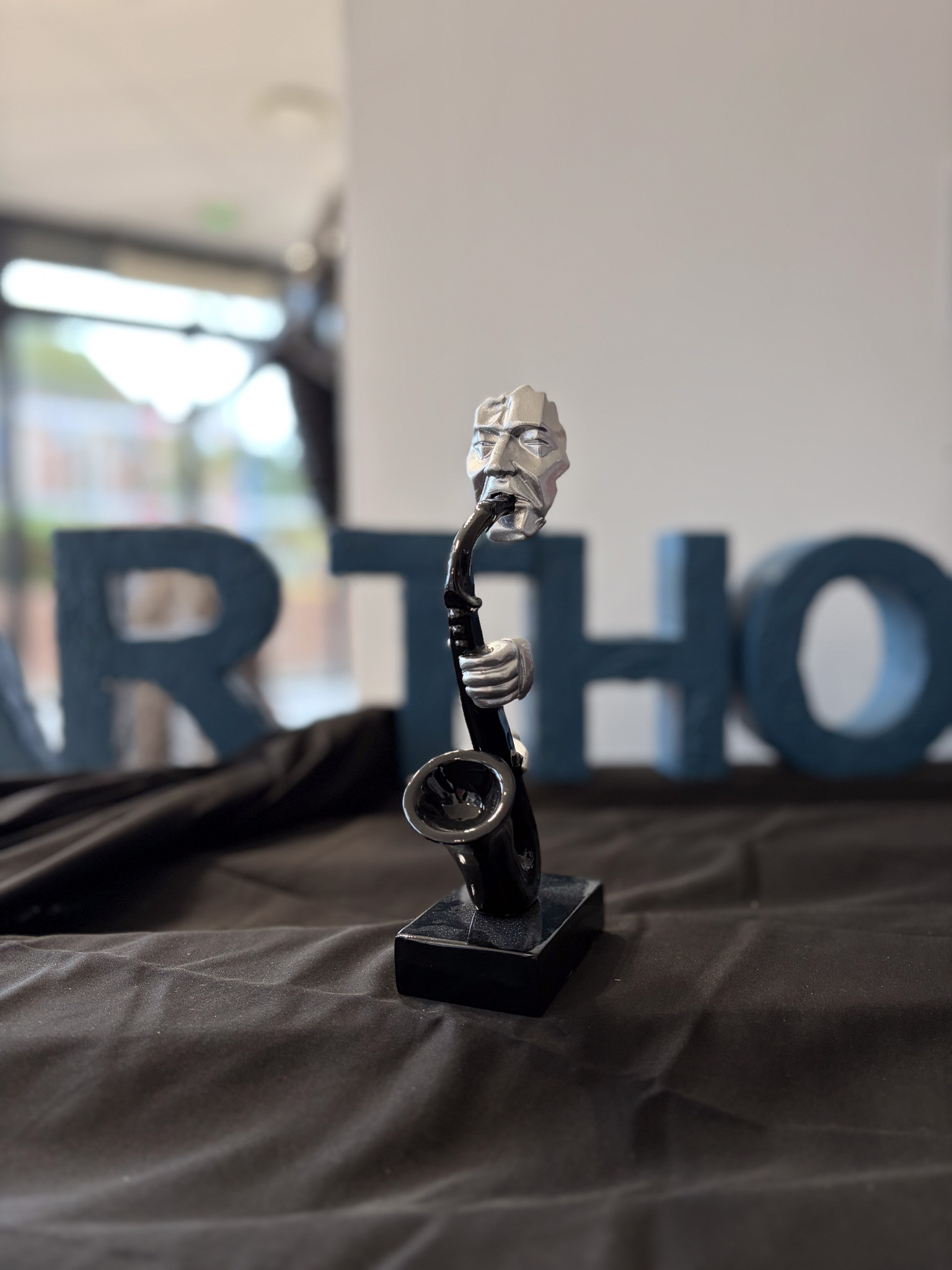 Figurine saxophoniste abstraite argent et noir 22 cm ArtHome