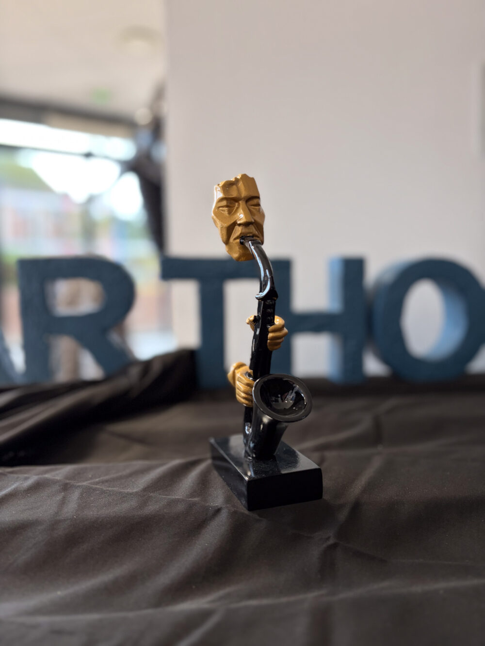 Figurine saxophoniste abstraite or et noir 22 cm ArtHome