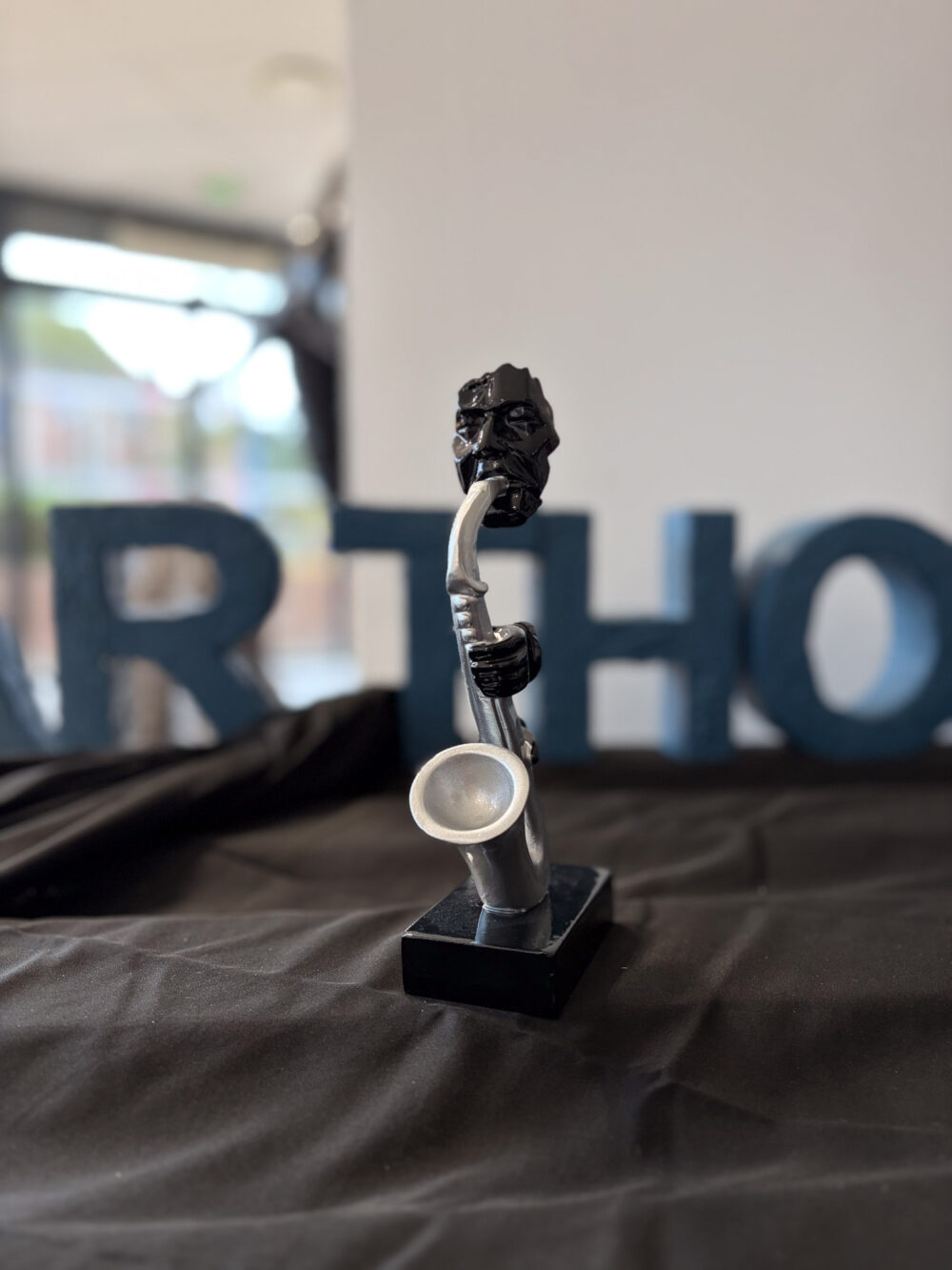 Figurine saxophoniste abstraite noir brillant et argent 22 cm ArtHome