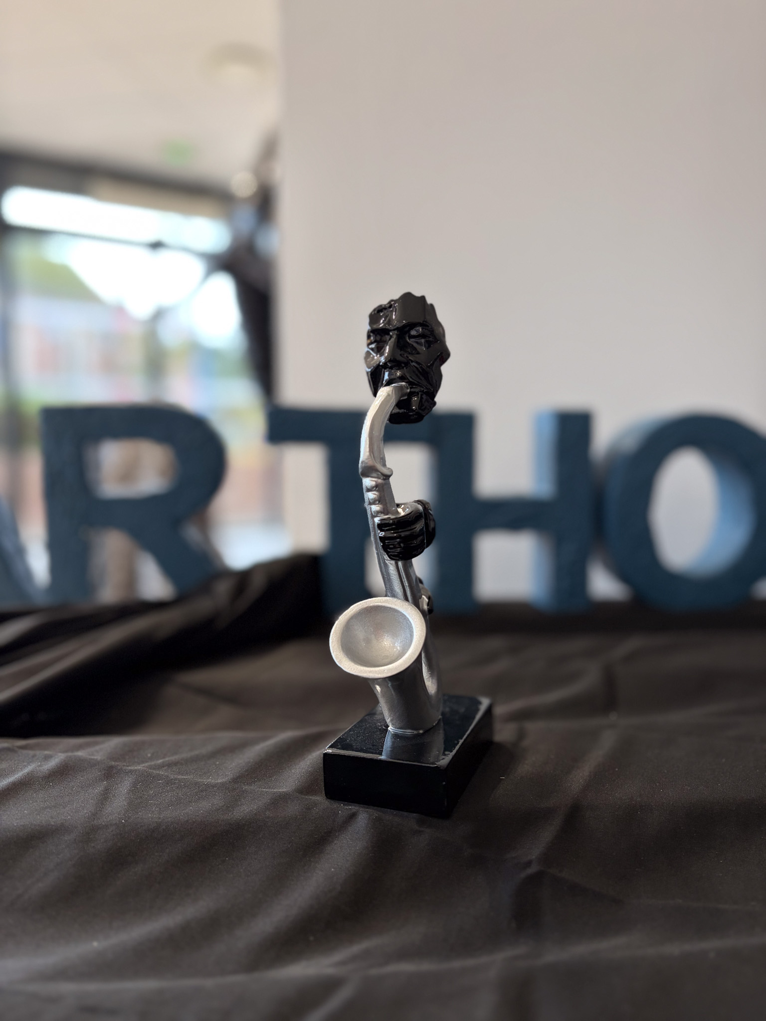 Figurine saxophoniste abstraite noir brillant et argent 22 cm ArtHome