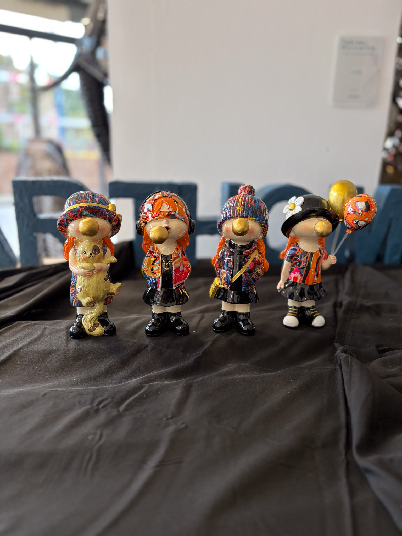 Figurine pop art fille bonnet multicolore résine