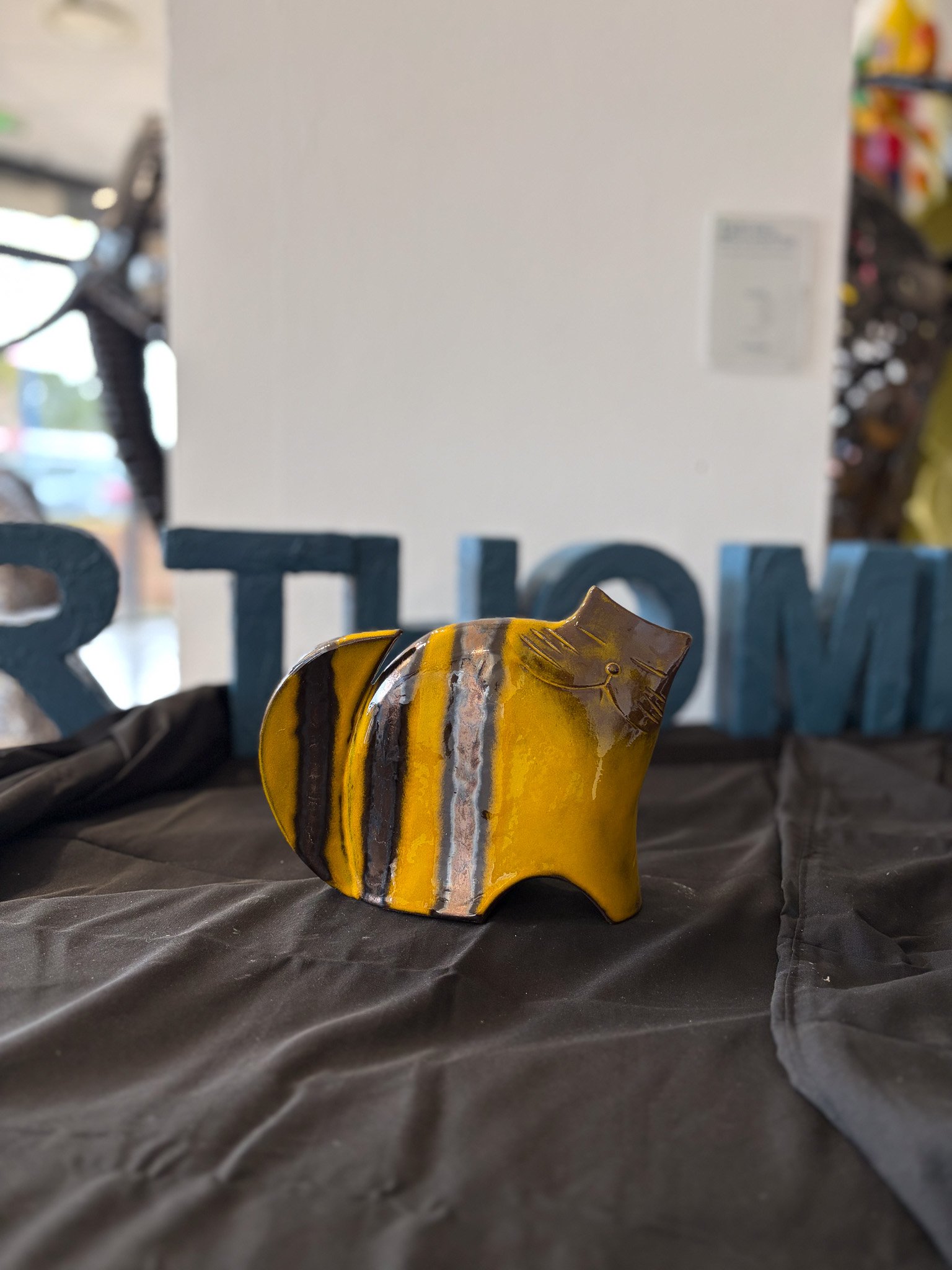 Sculpture gros chat en céramique artisanale jaune et noir