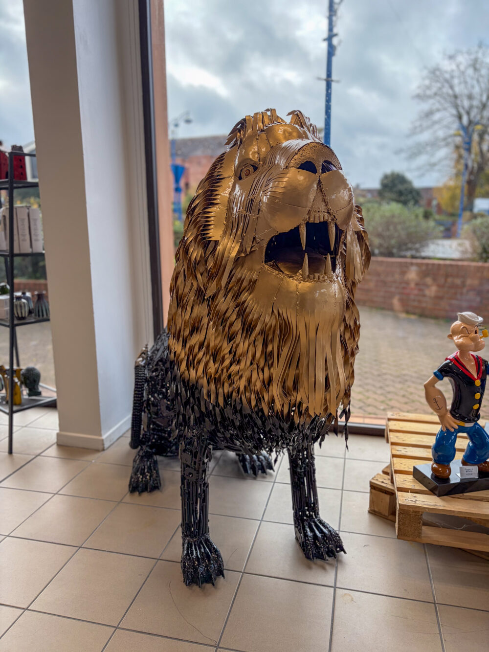 Sculpture lion en métal avec pièces mécaniques – vue entière