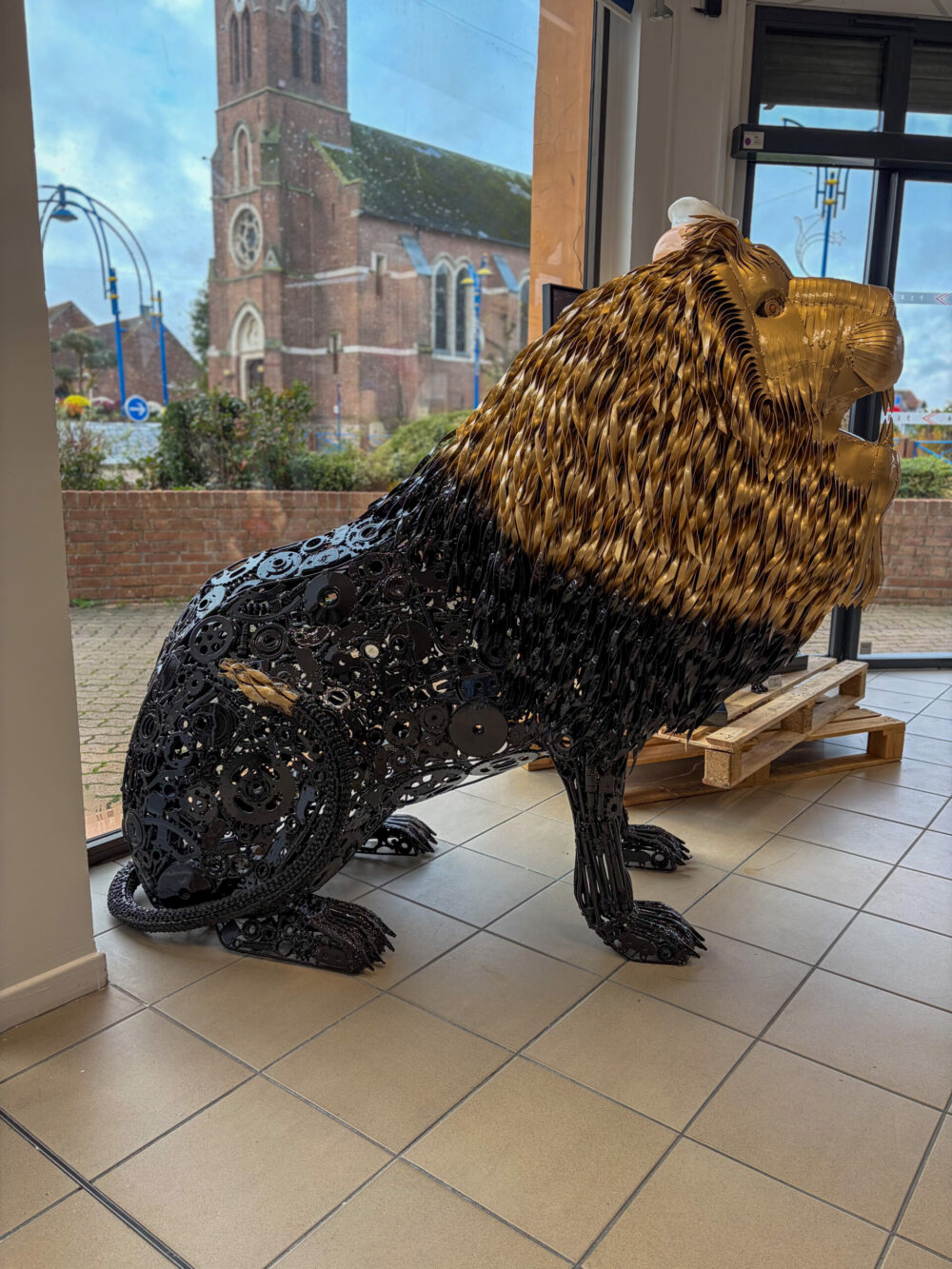 Sculpture lion en métal avec pièces mécaniques – vue de profil
