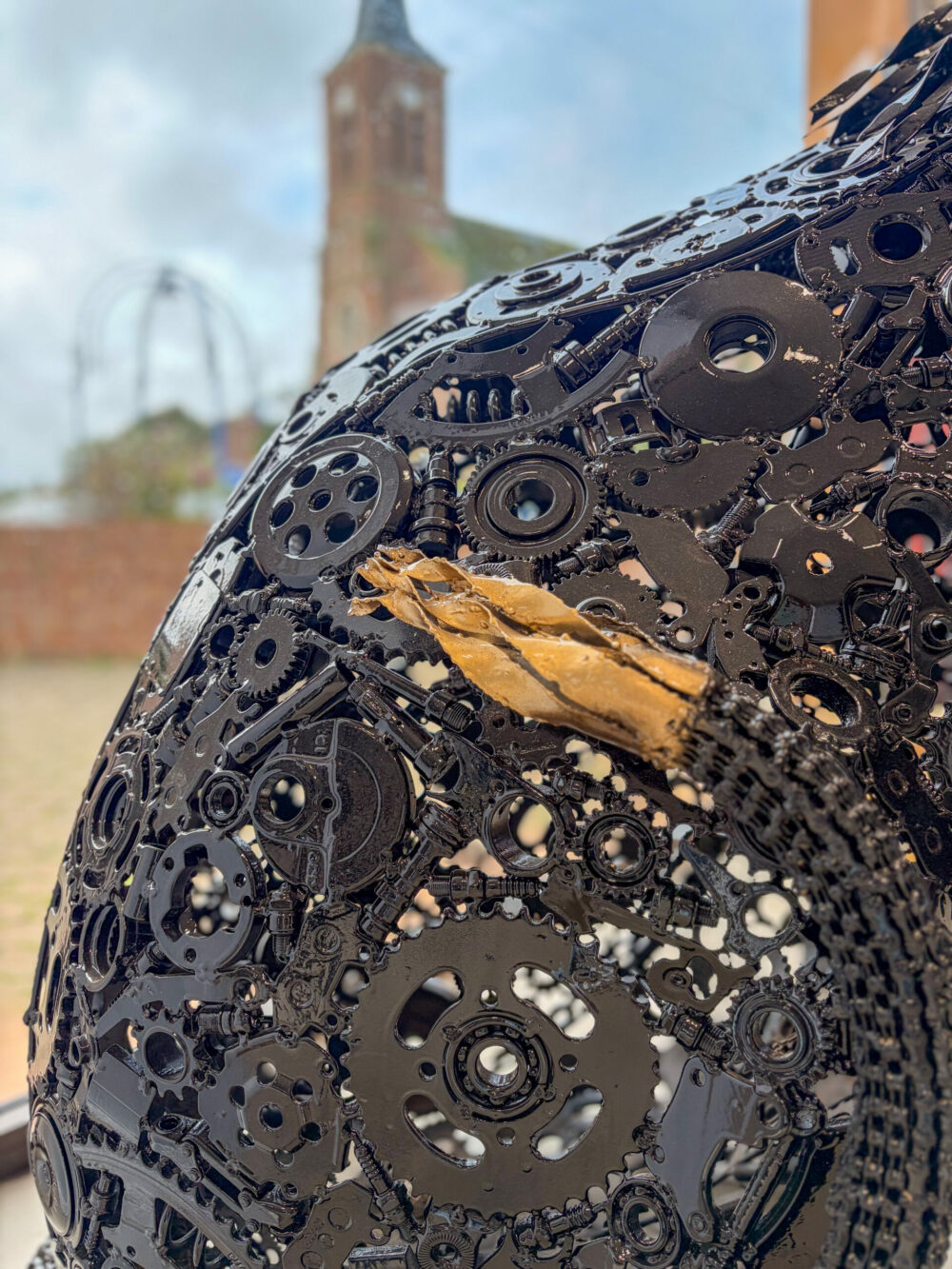 Détail du lion en métal composé d’engrenages et pignons