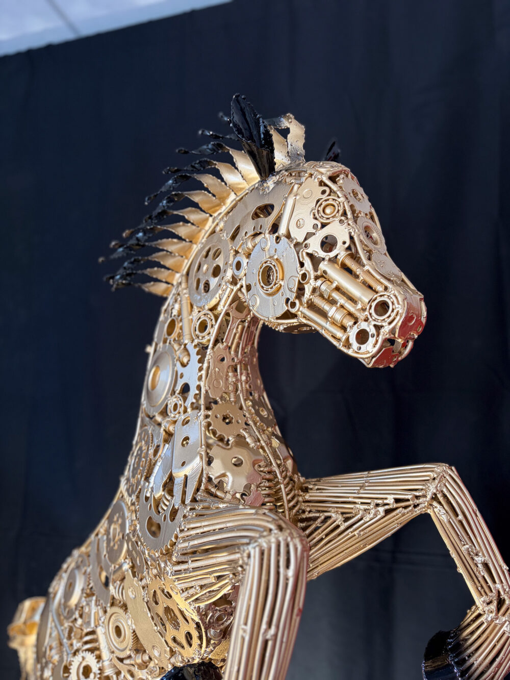 Sculpture de cheval en métal composée de pièces mécaniques – version gold