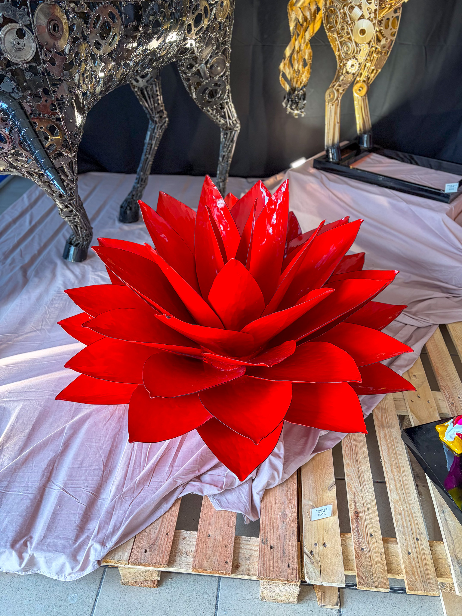 Statue fleur de lotus en métal rouge – ArtHome