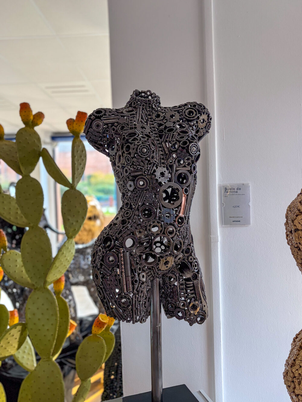 Buste décoratif en pièces métalliques noires – sculpture artisanale ArtHome