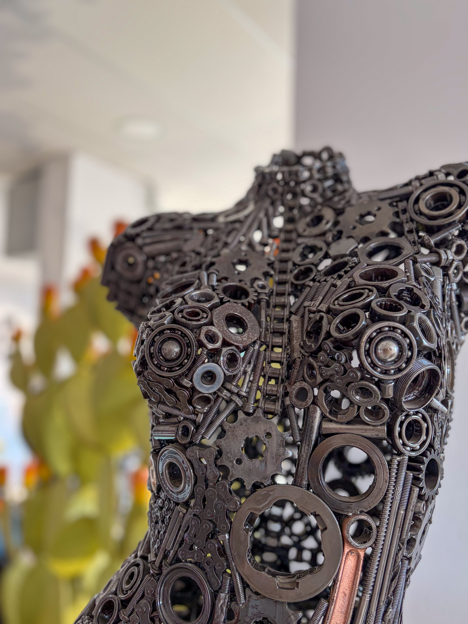 Buste décoratif en pièces métalliques noires – sculpture artisanale ArtHome