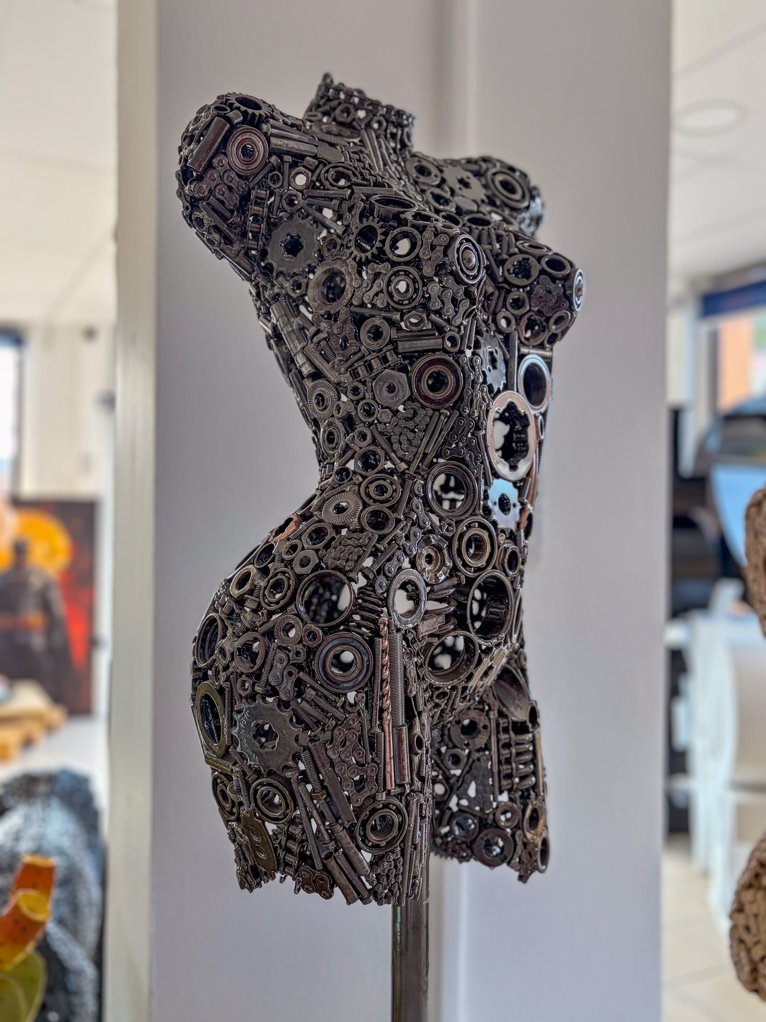 Buste décoratif en pièces métalliques noires – sculpture artisanale ArtHome