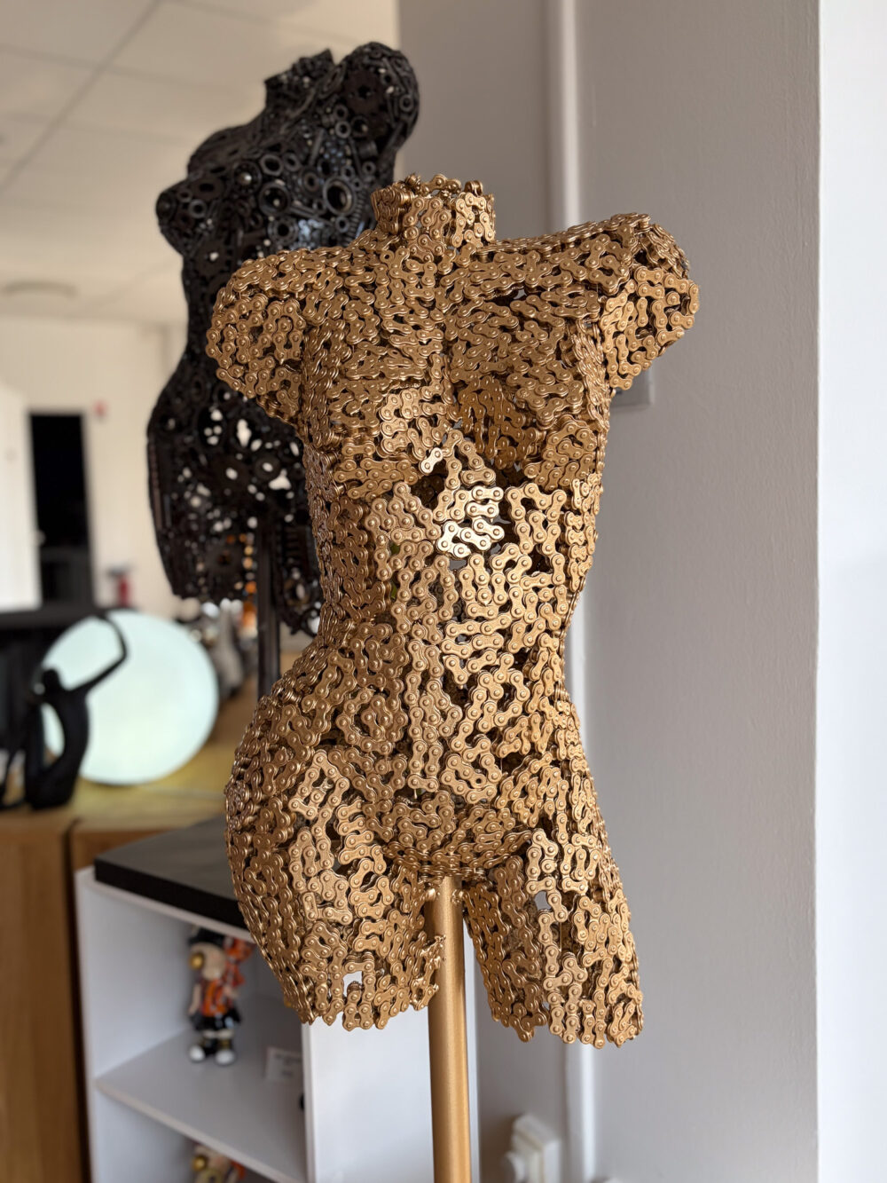 Buste décoratif en chaînes métalliques finition dorée – sculpture artisanale