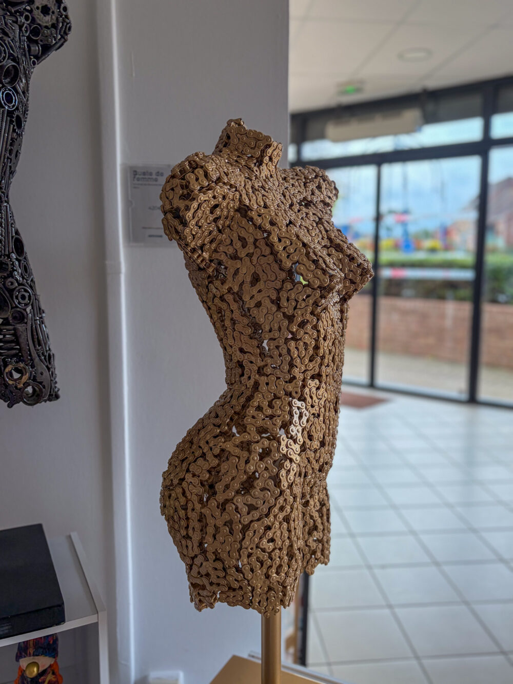 Buste décoratif en chaînes métalliques finition dorée – sculpture artisanale