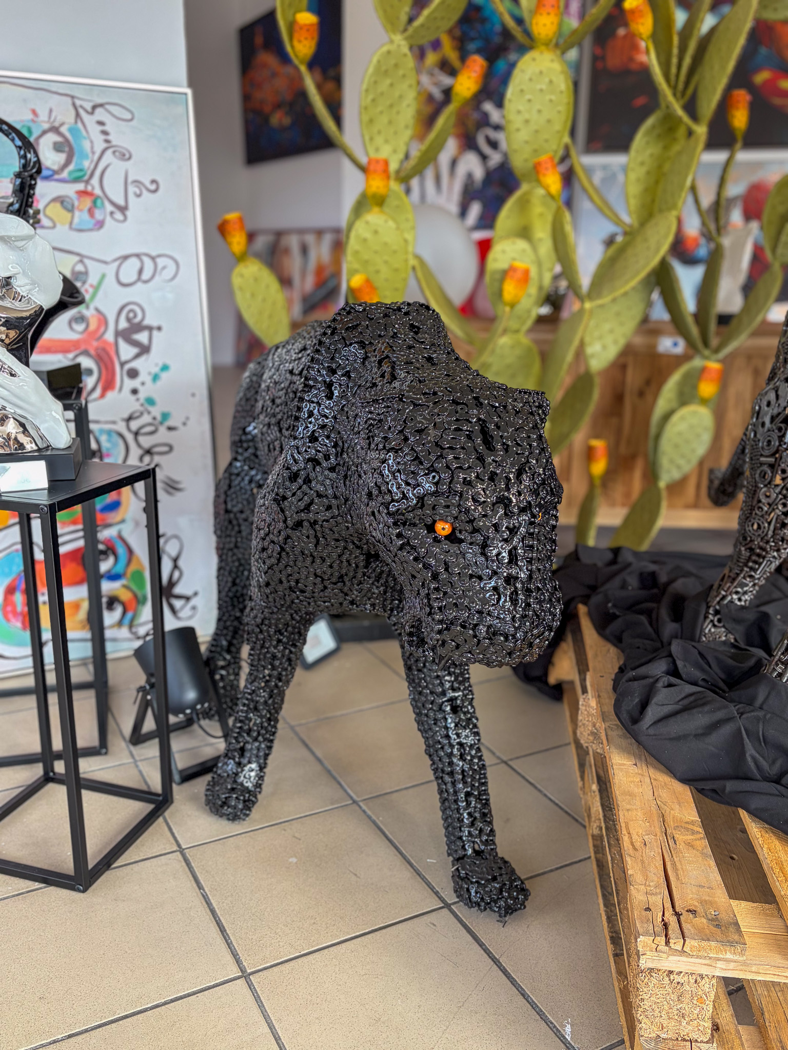 Panthère en chaînes métalliques – sculpture artisanale noire