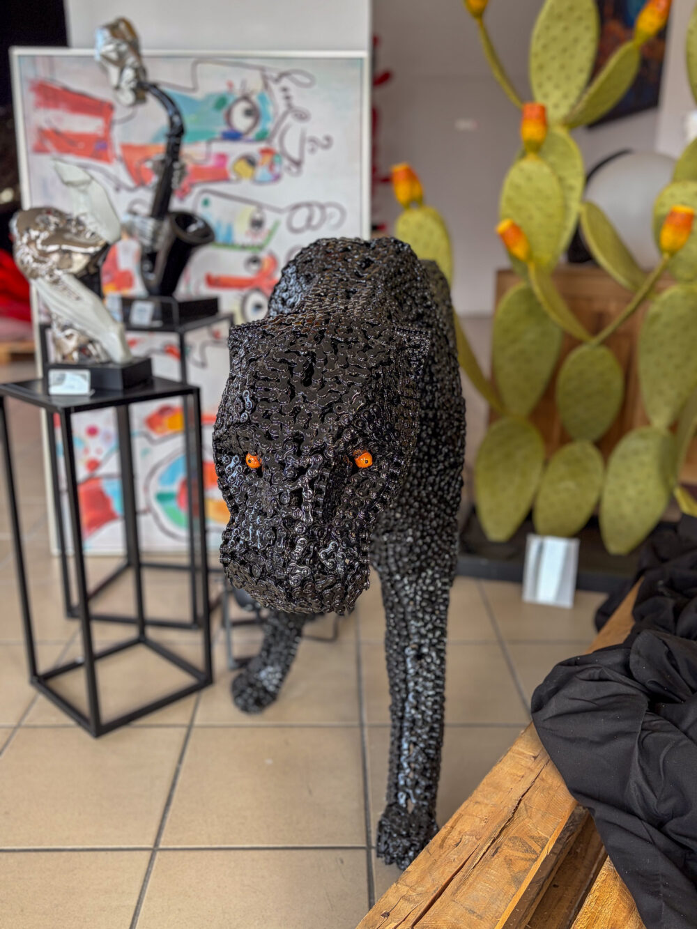 Sculpture de panthère en chaînes de métal – vue complète