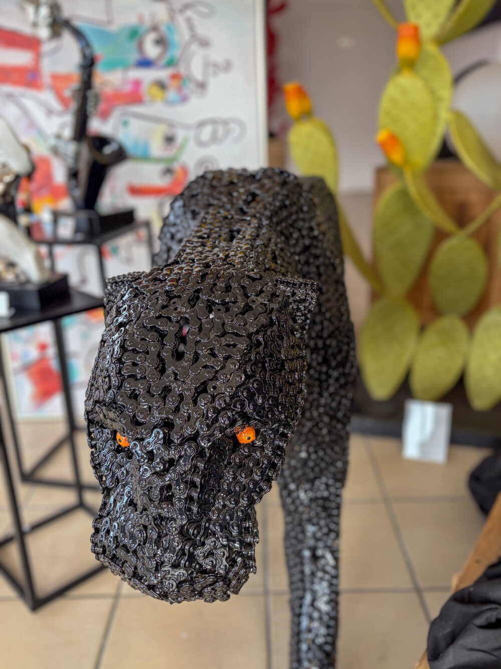 Panthère en chaînes métalliques – sculpture artisanale noire