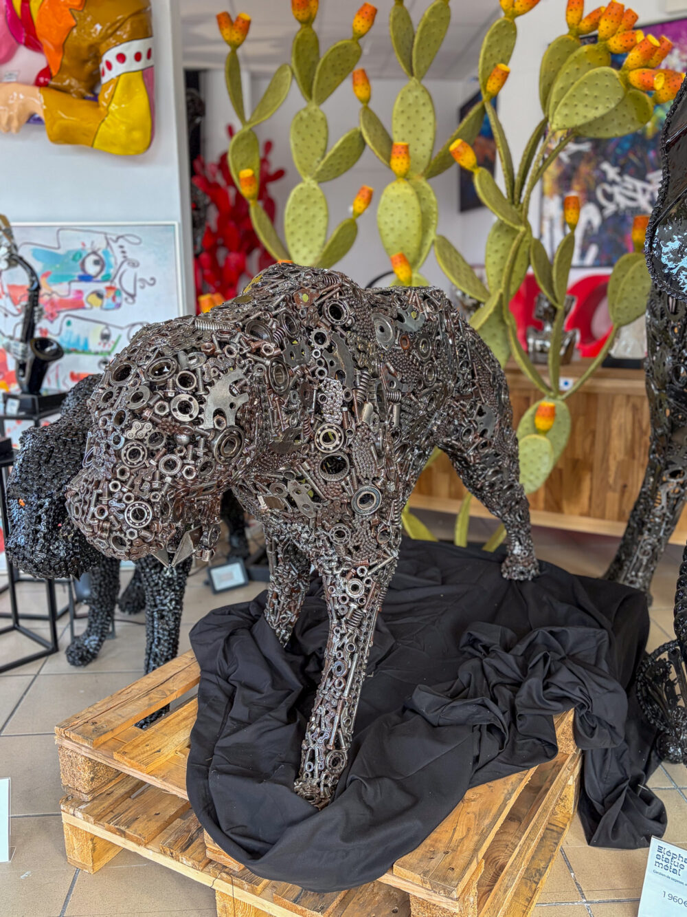 Sculpture de panthère en pièces mécaniques – vue entière