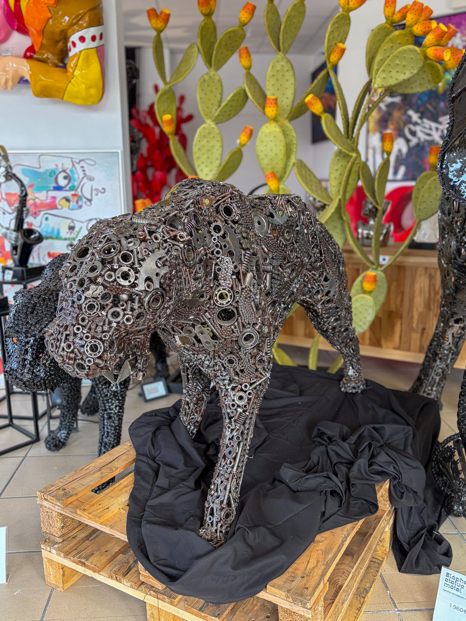 Sculpture de panthère en pièces mécaniques – vue entière