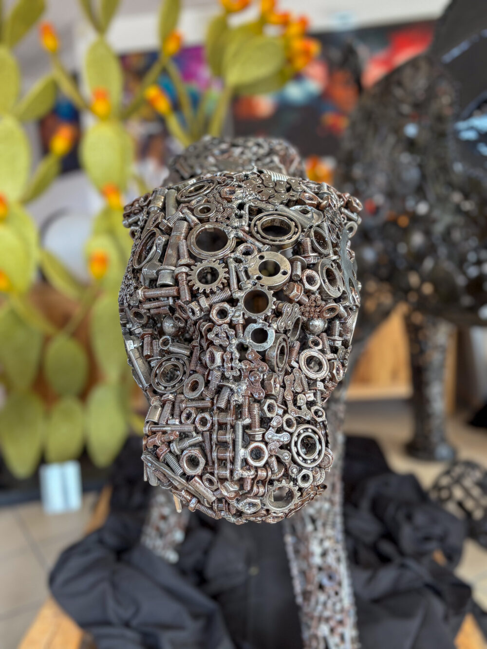 Panthère métallique artisanale en pignons et engrenages