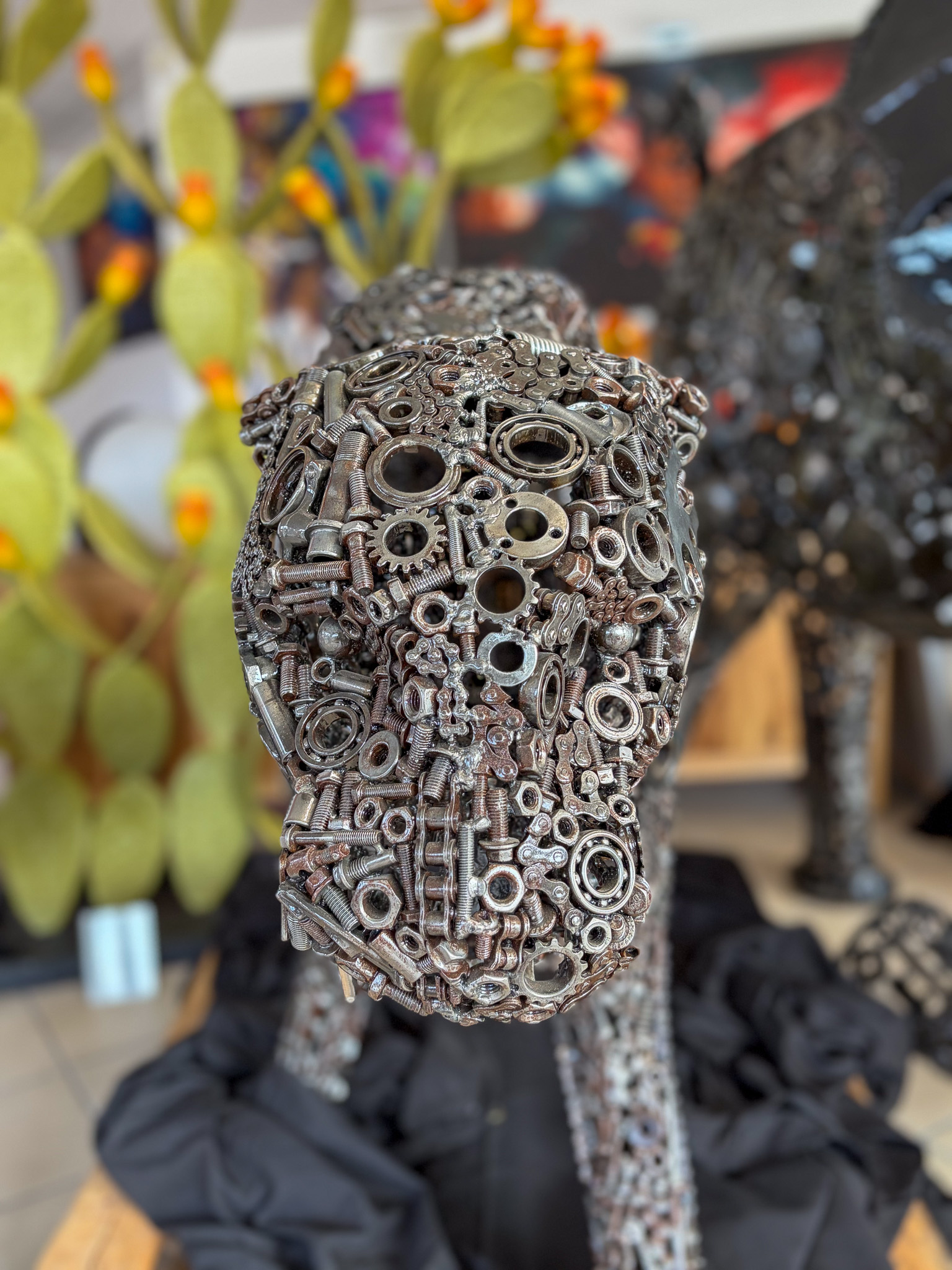 Panthère métallique artisanale en pignons et engrenages