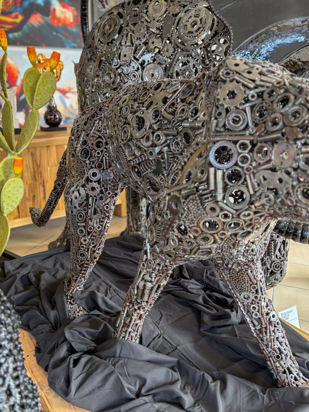 Sculpture de panthère en pièces mécaniques – vue entière