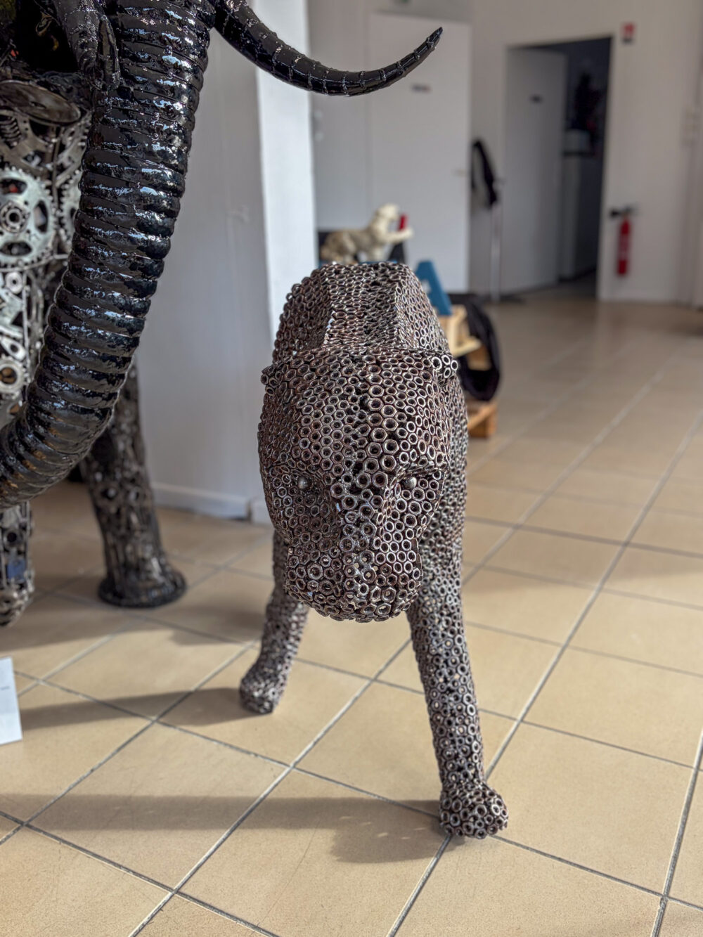 Sculpture de panthère réalisée en boulons – vue complète