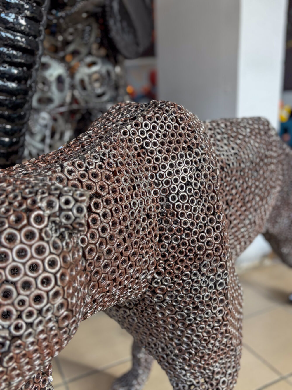 Panthère en boulons métalliques – sculpture artisanale ArtHome