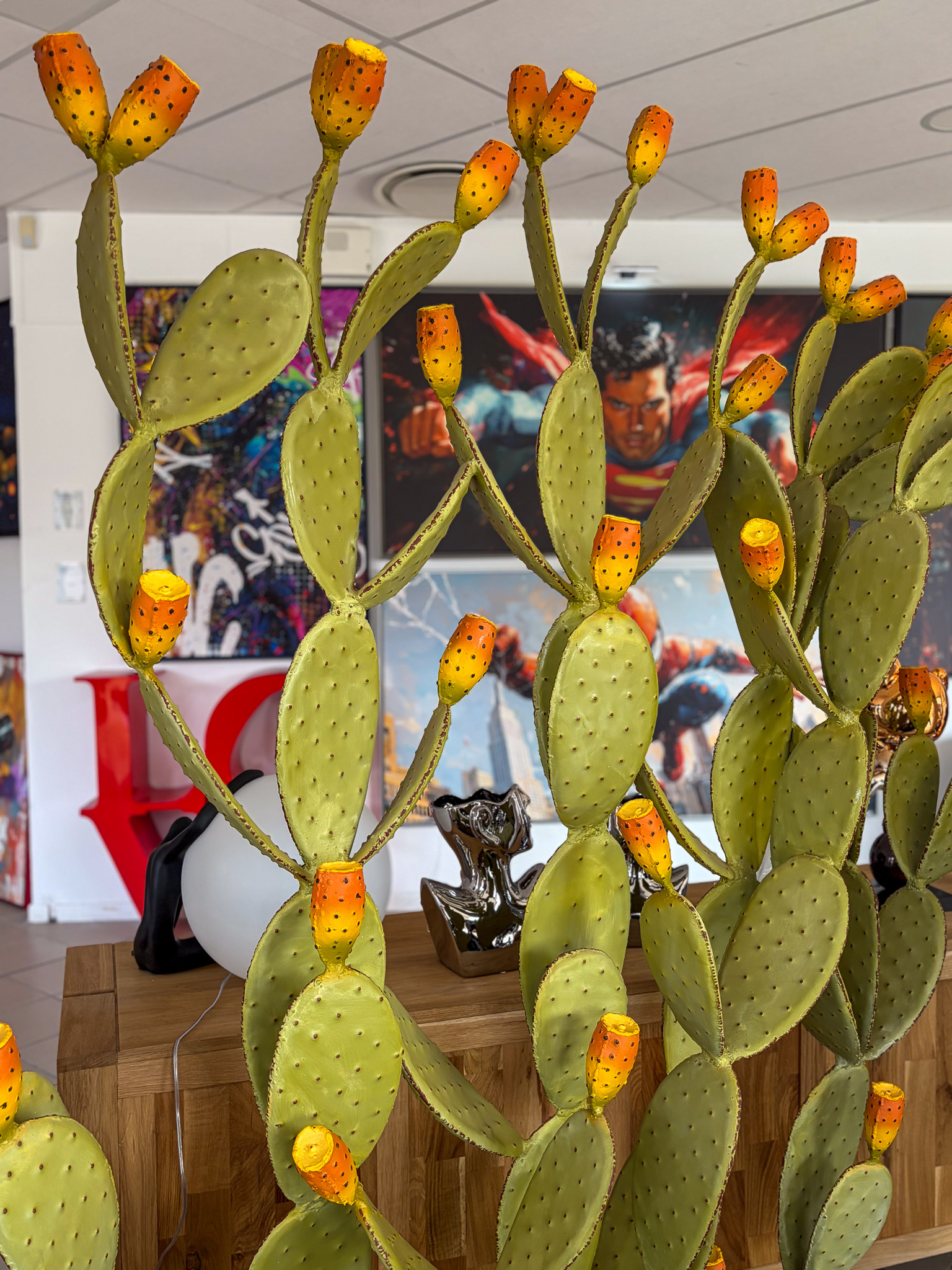Détail du cactus métallique avec fleurs orange – création artisanale