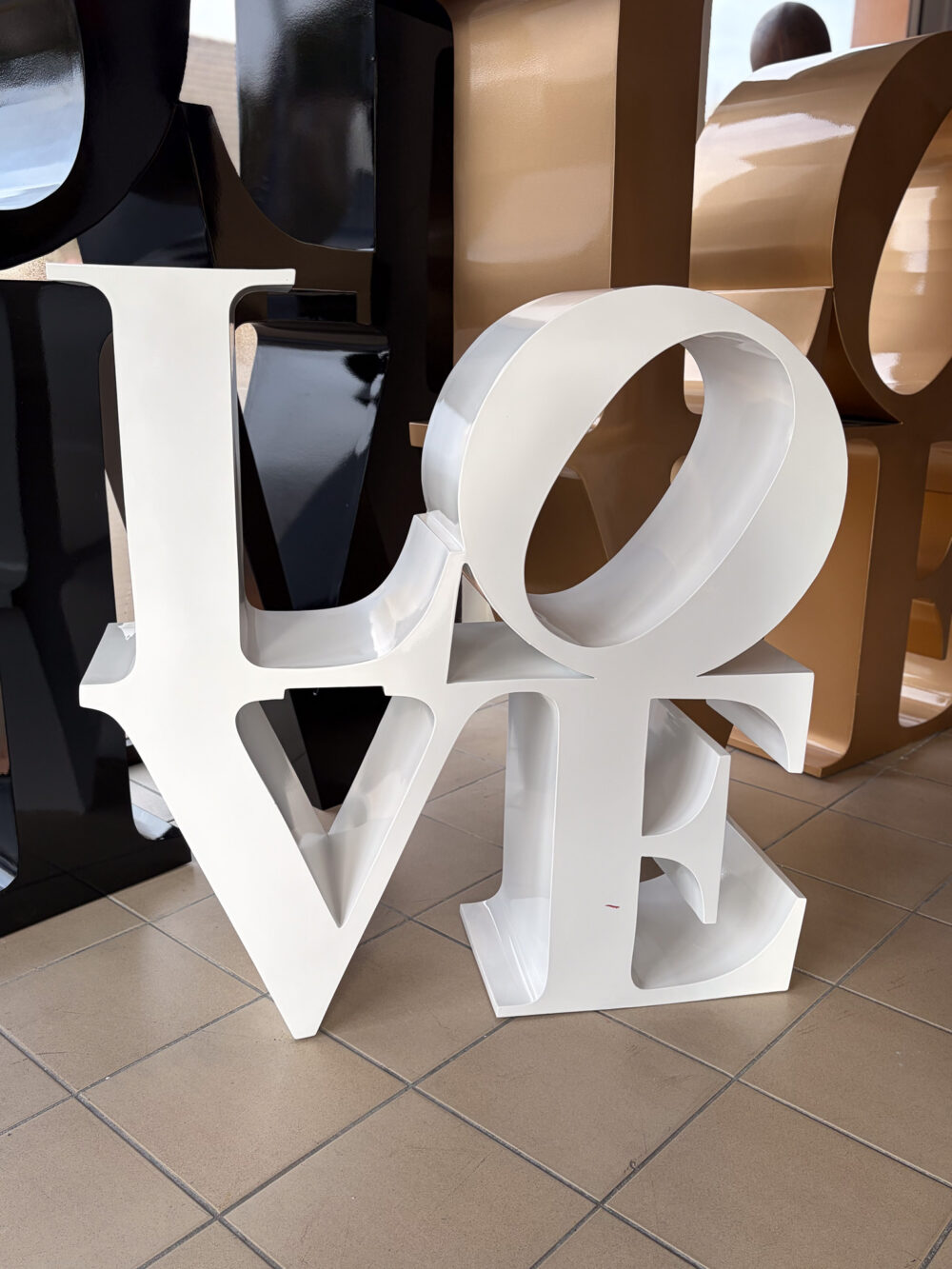 Sculpture LOVE blanc 1 m design moderne ArtHome