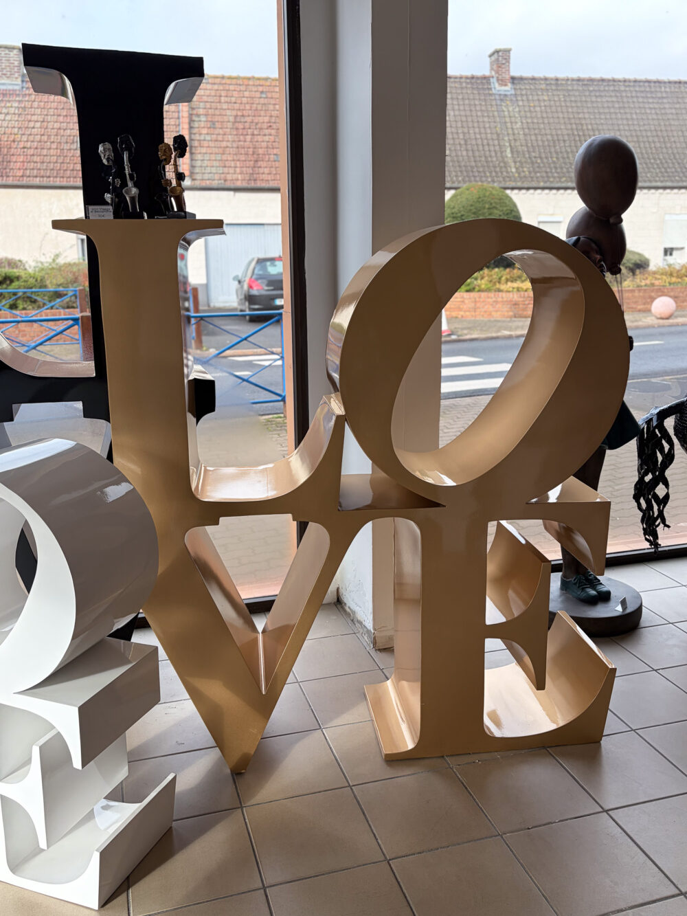 Sculpture LOVE doré 1,5 m design moderne ArtHome