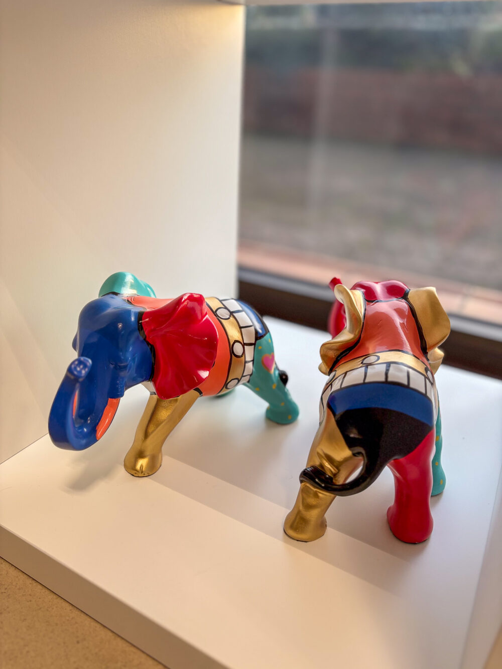 Figurine éléphant design en résine – décoration contemporaine – 15 cm