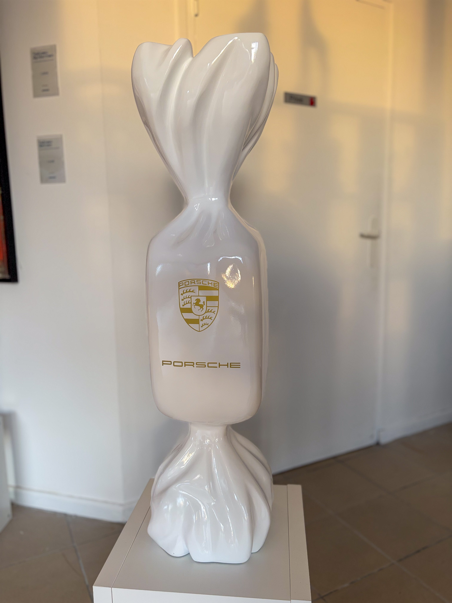 Candy Sculpture blanche – édition limitée Porsche – sculpture design 100 cm
