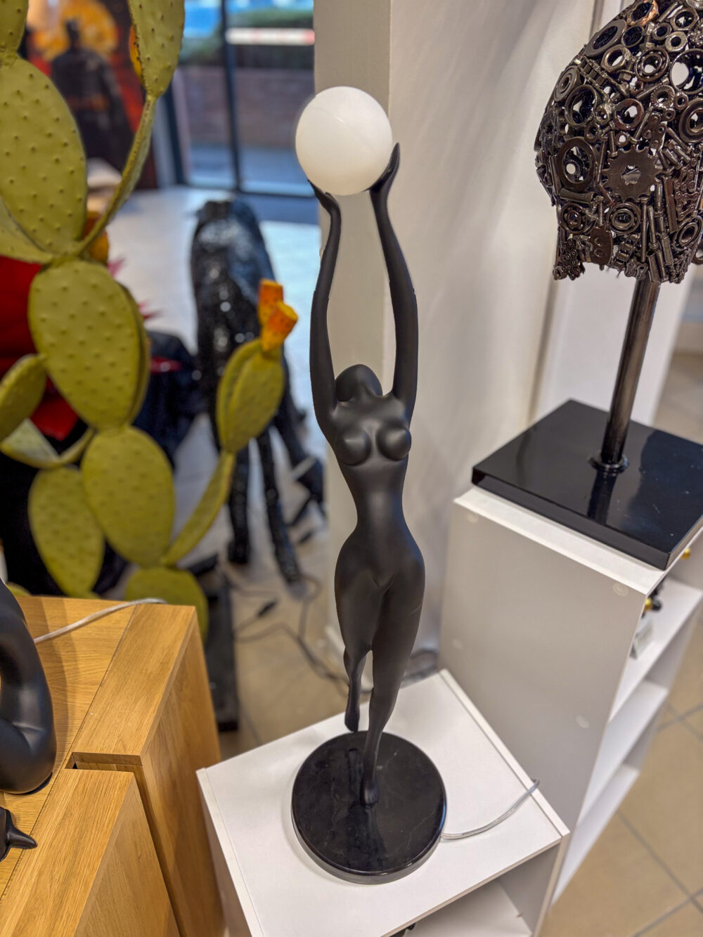 Lampe sculpture design femme Lüna – luminaire décoratif contemporain – 80 cm