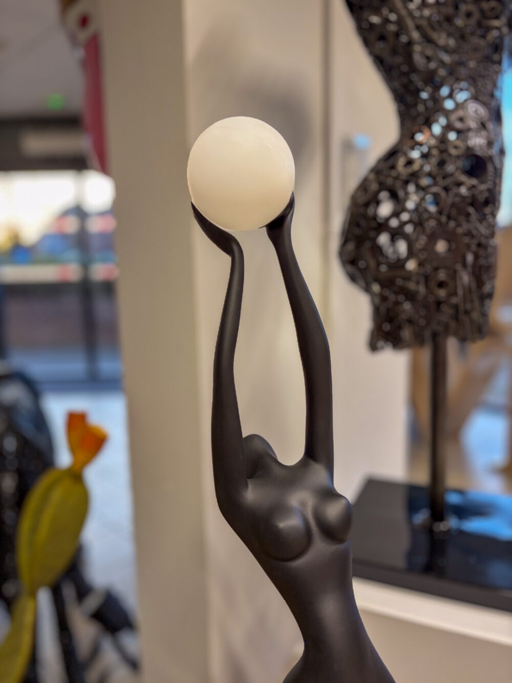 Lampe sculpture design femme Lüna – luminaire décoratif contemporain – 80 cm