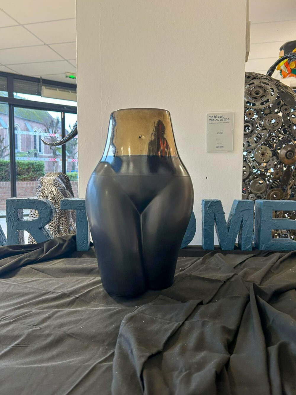 Vase féminin or et noir en résine – sculpture décorative contemporaine – hauteur 41 cm