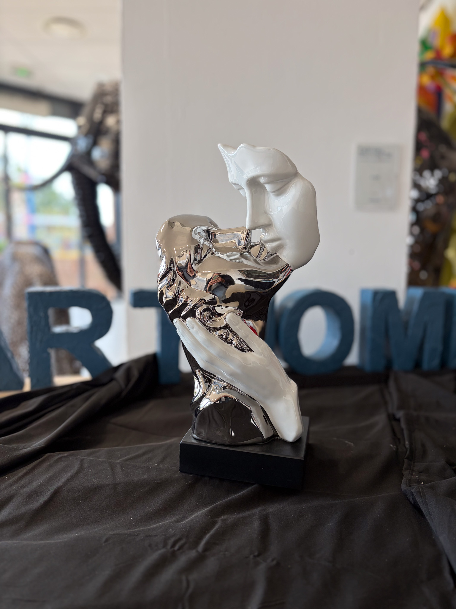 Sculpture design deux visages amoureux chrome et blanc avec main ArtHome