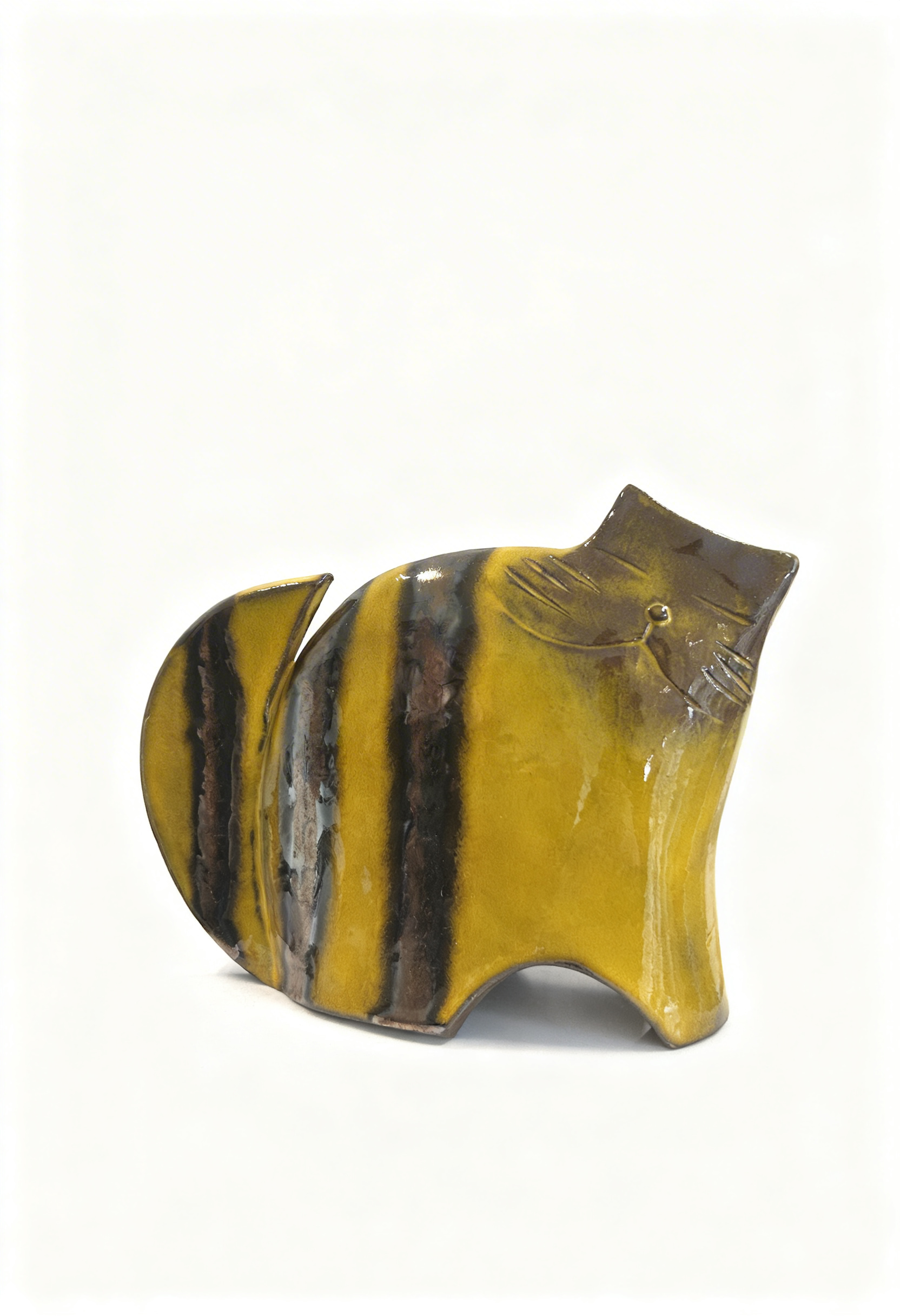 Chat en céramique sur décor