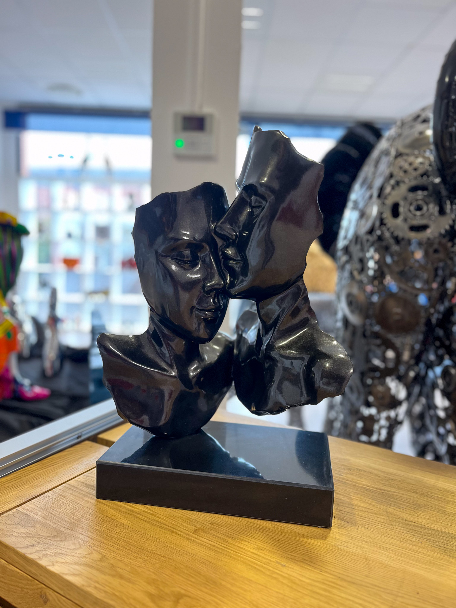 Sculpture visages amoureux sur socle noir – design contemporain – 55 cm