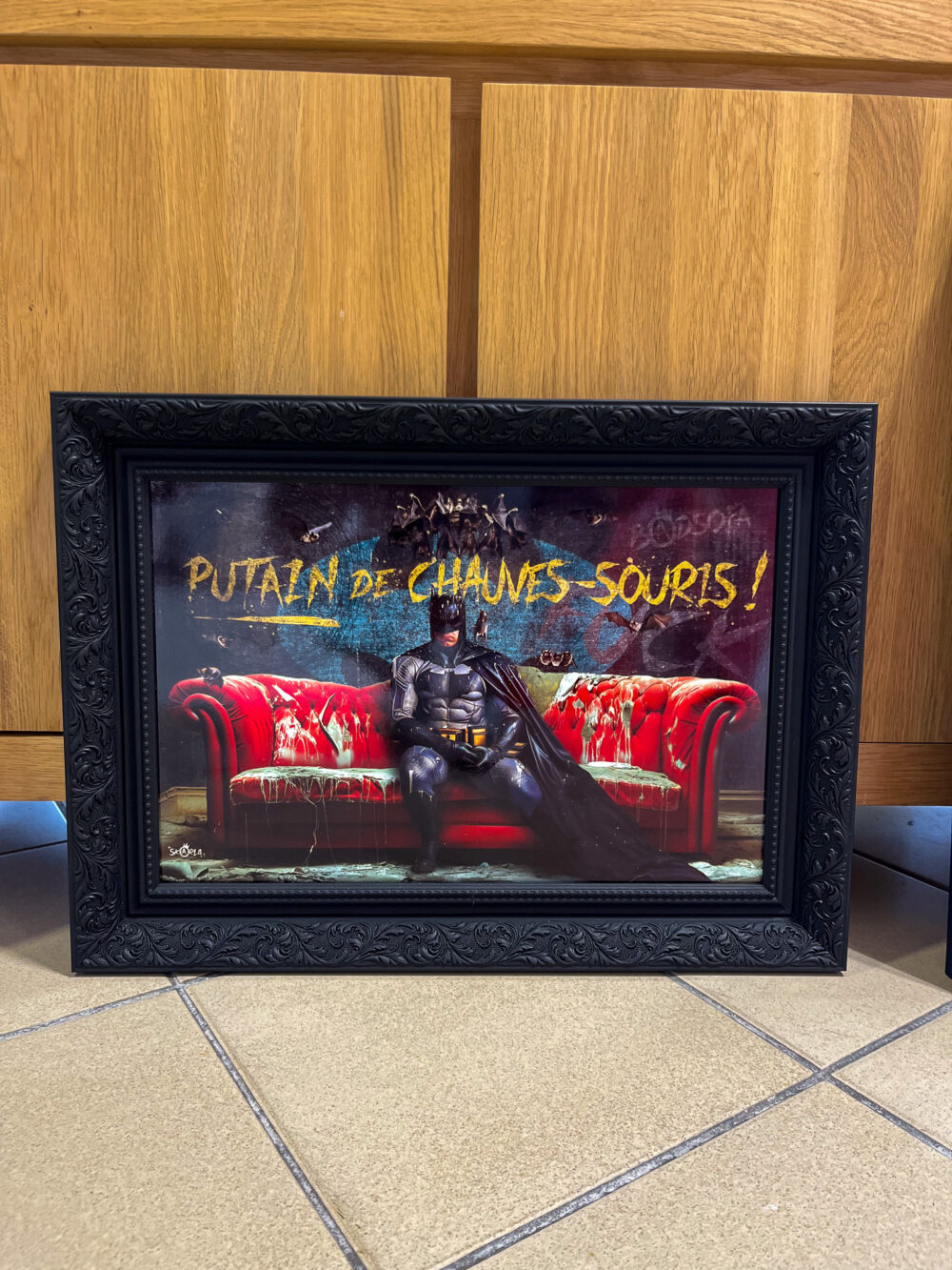 Tableau Batman Sofa encadré – impression sur panneau PVC – décoration murale 55x40 cm