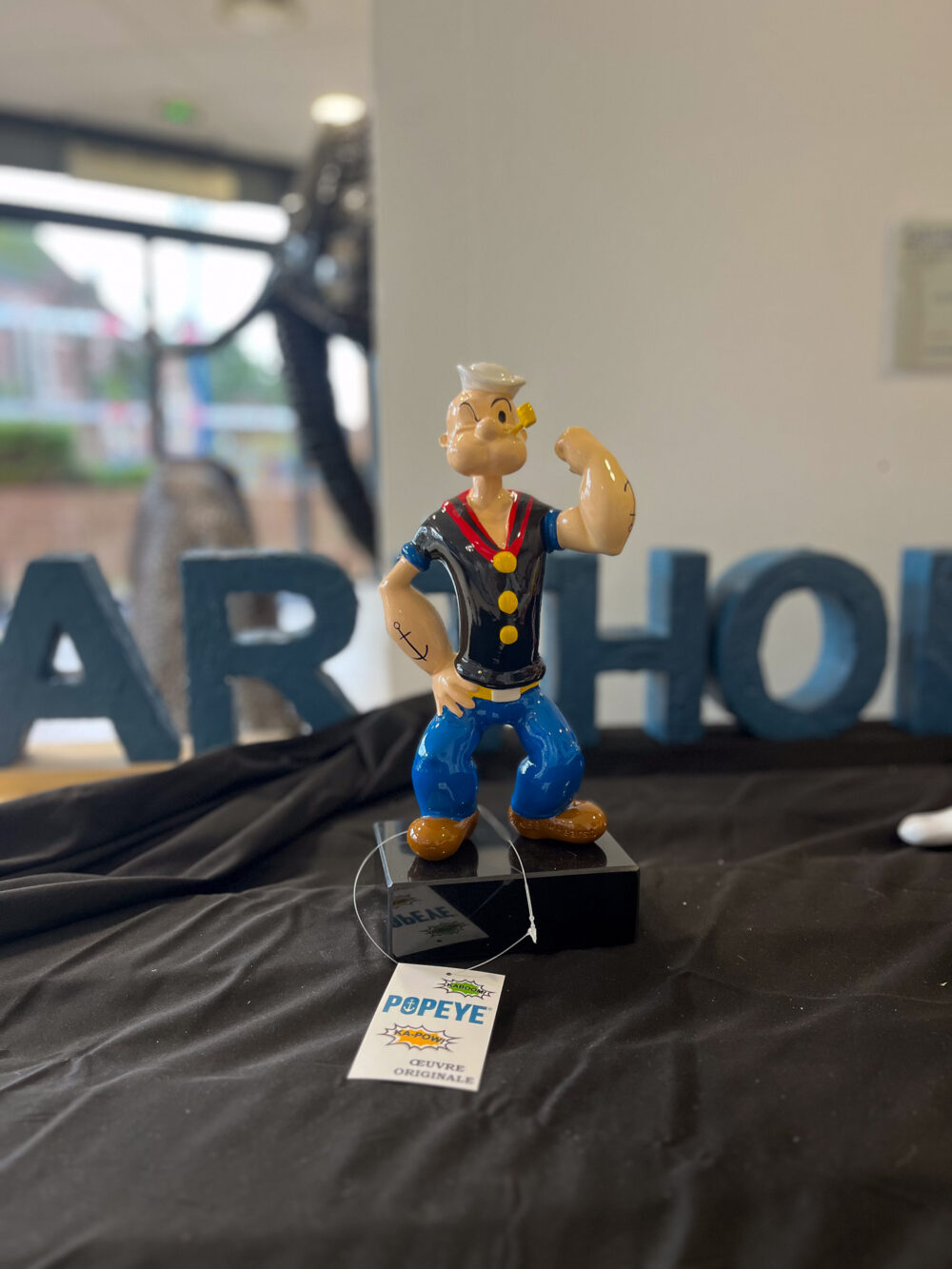 Sculpture Popeye en résine sur socle noir – figurine hauteur 30 cm