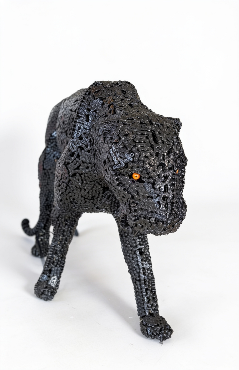 Panthère en chaînes métalliques – sculpture artisanale noire