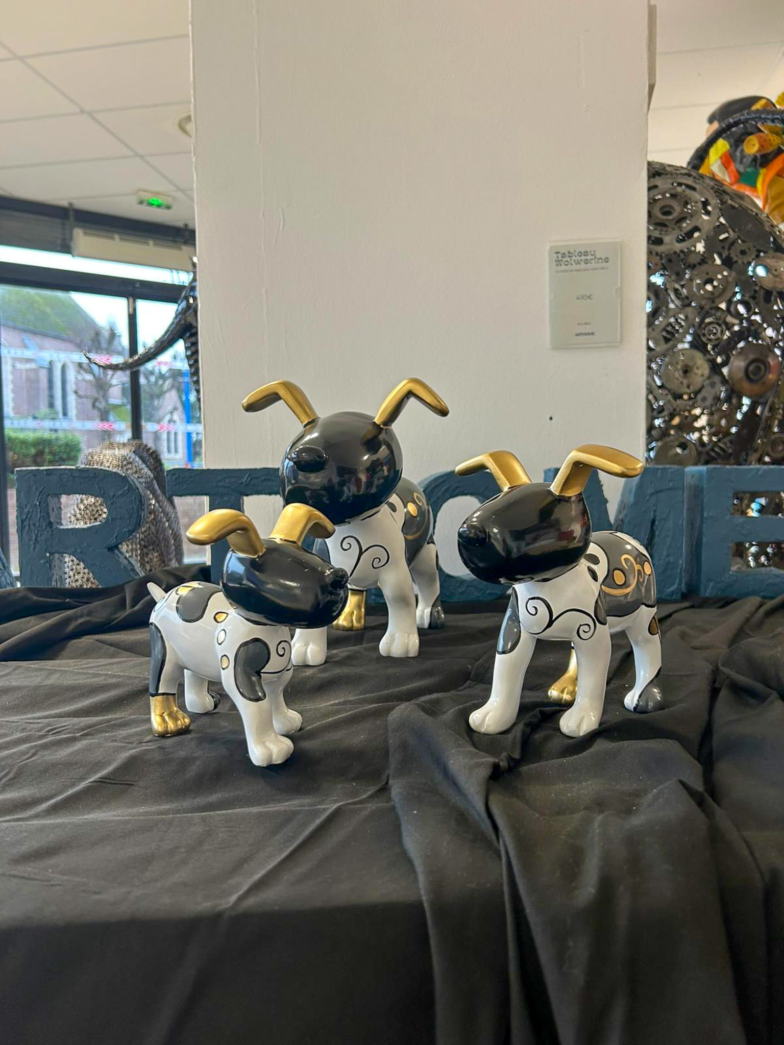 Sculpture chien design en résine – figurine décorative contemporaine